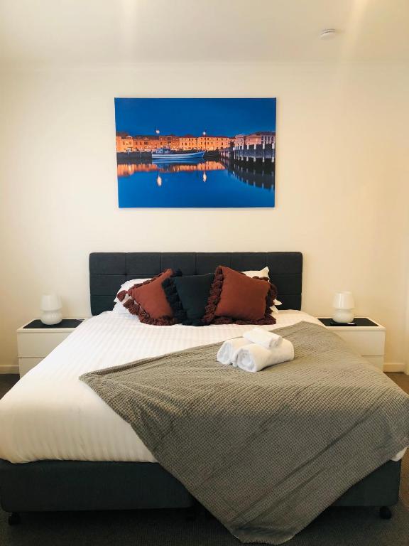Superior & Luxe 2BR Apartment Villas Al Fresco Patio Free Parking & WIFI photo