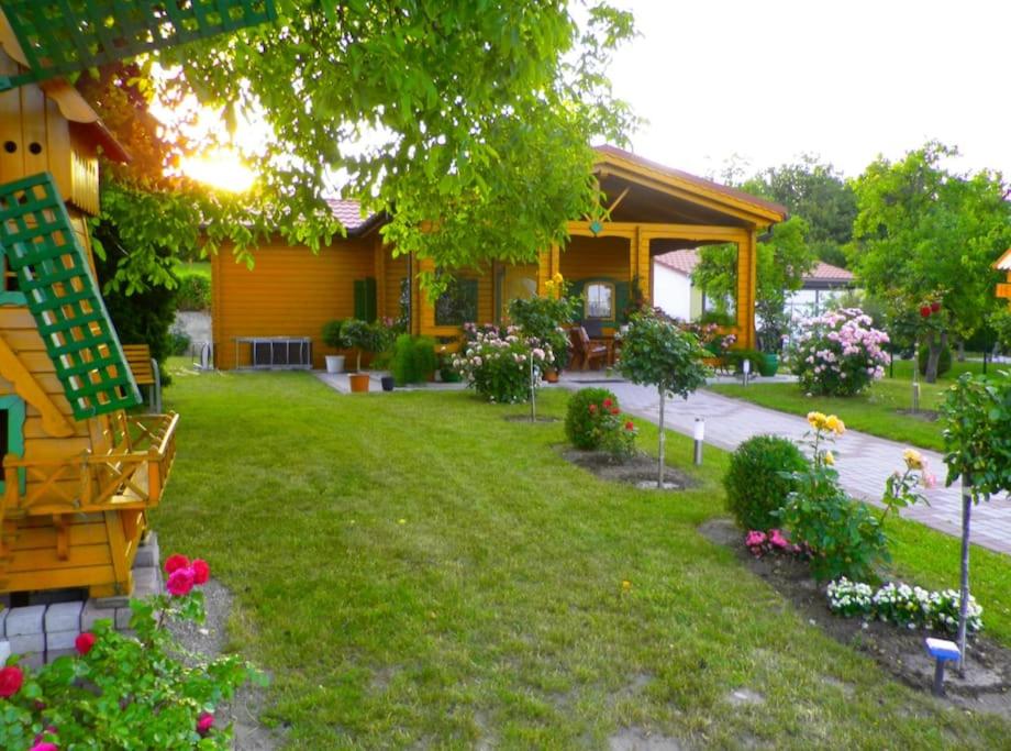 una casa con un giardino con dei fiori davanti di Ferienhaus Entner a Mörbisch am See