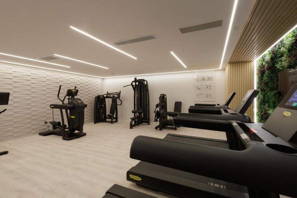 Fitness centrum a/nebo fitness zařízení v ubytování Hilton Garden Inn Athens Syggrou Avenue