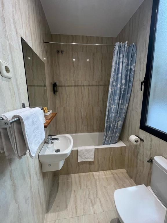 Hostal Avenida - Double Room With Two Double Beds