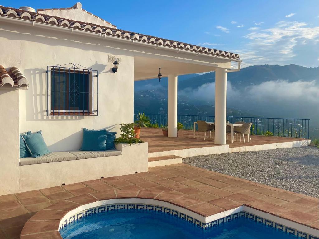 une maison avec une piscine et une terrasse dans l'établissement Casa El Boqueron:rust en relaxen met een prachtig uitzicht!, à Cómpeta