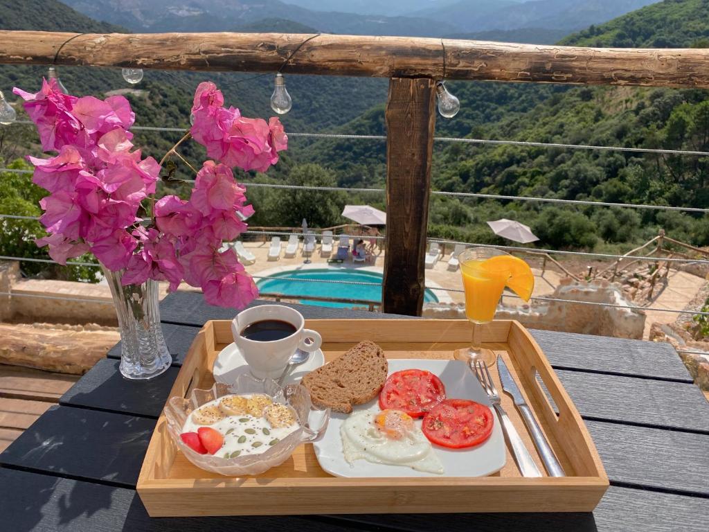 bandeja de comida para el desayuno en una mesa con vistas en Hotel Almejí, en Benadalid
