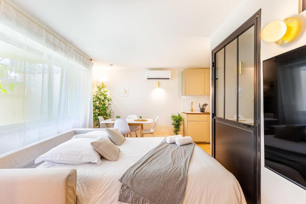 - une chambre avec 2 lits et une télévision dans l'établissement Lavie Maison Nouveau Chartrons, à Bordeaux