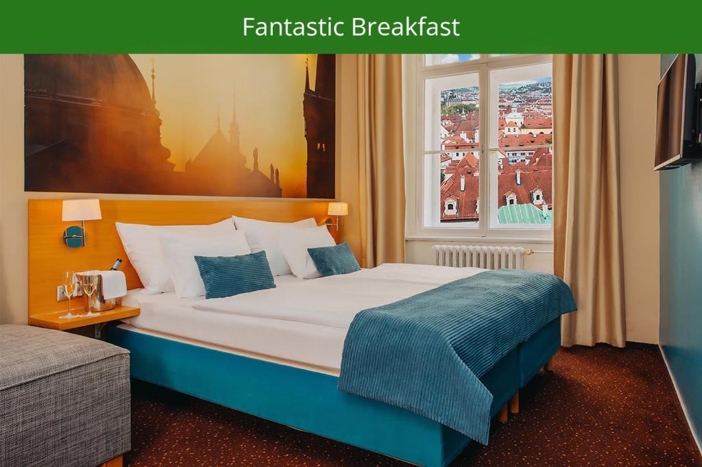 um quarto com uma cama grande e uma janela em Hotel Adler - Czech Leading Hotels em Praga