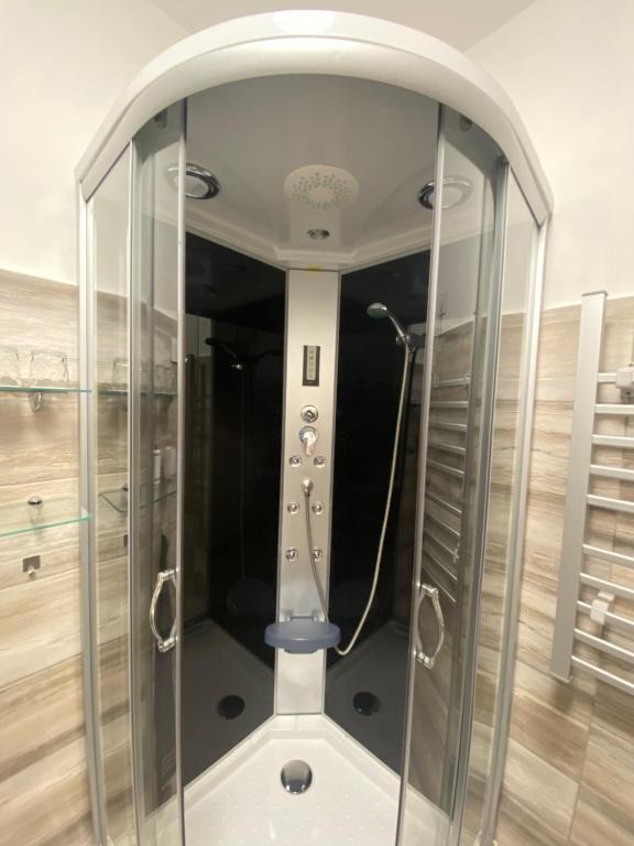 un reflejo de una ducha en una sala de cristal en Villa LIPI - Home Away from Home en Balatonszemes