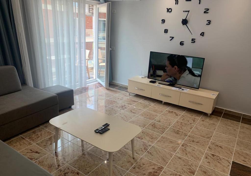 TV a/nebo společenská místnost v ubytování Fishta apartments Q5 35