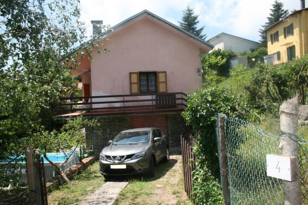un coche aparcado frente a una casa en Villa Pizzorne, en Valgiano
