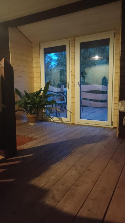 een veranda met een glazen schuifdeur bij Wynajem pokoi Burniszki in Wiżajny