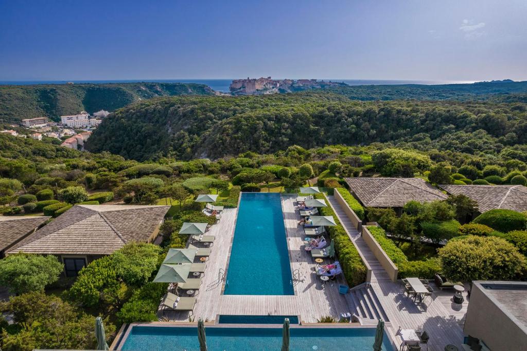 - une vue aérienne sur la piscine d'un complexe dans l'établissement Hôtel & Spa Version Maquis Citadelle, à Bonifacio