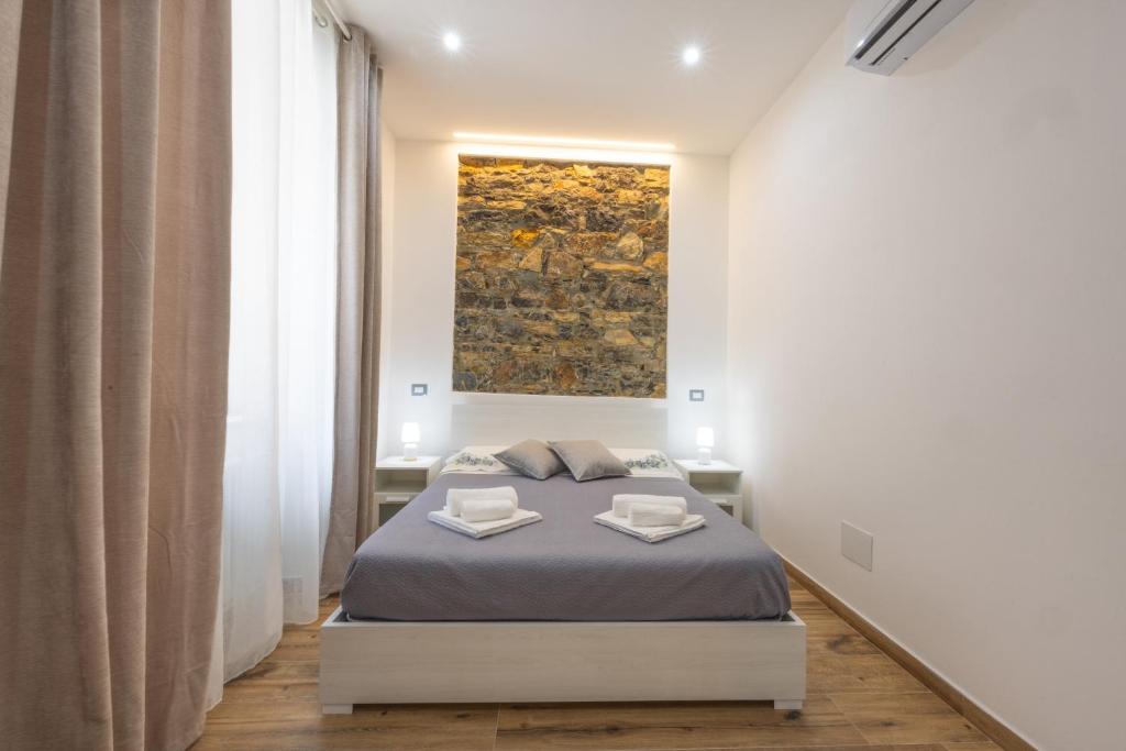 - une chambre avec un lit et une peinture murale dans l'établissement Orchidea Bianca, à La Spezia