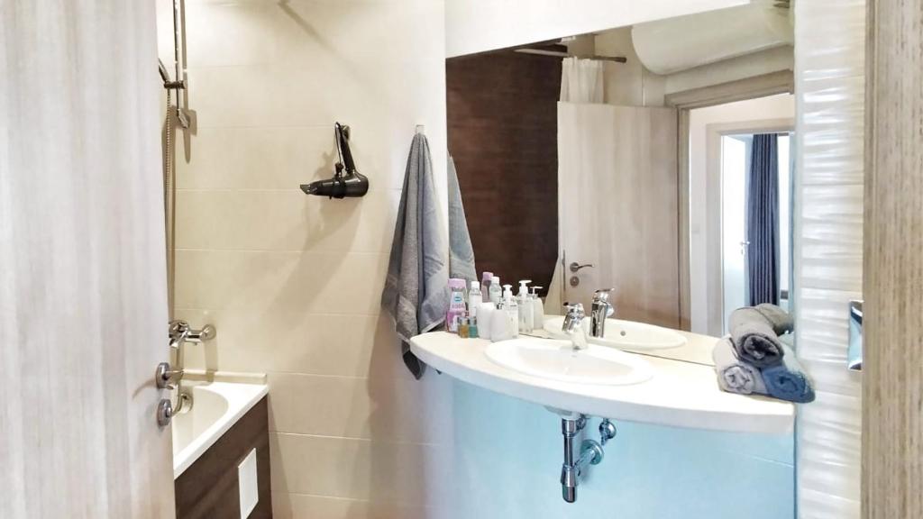 Ένα μπάνιο στο La Mer spacious Apartment with a Sea View