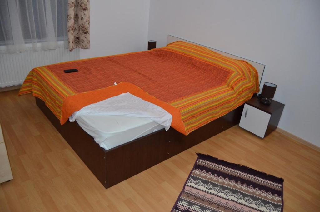 Un pat sau paturi într-o cameră la MINERI CAZARE