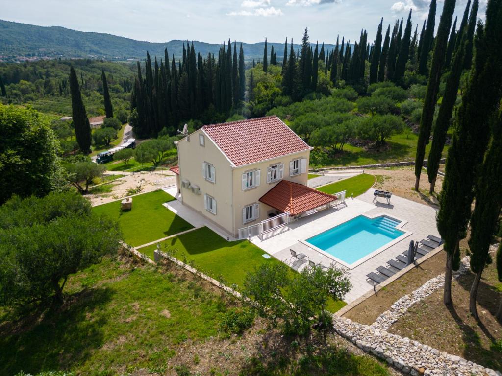 Pogled na bazen u objektu Villa Brajkovic in Konavle with pool ili u blizini