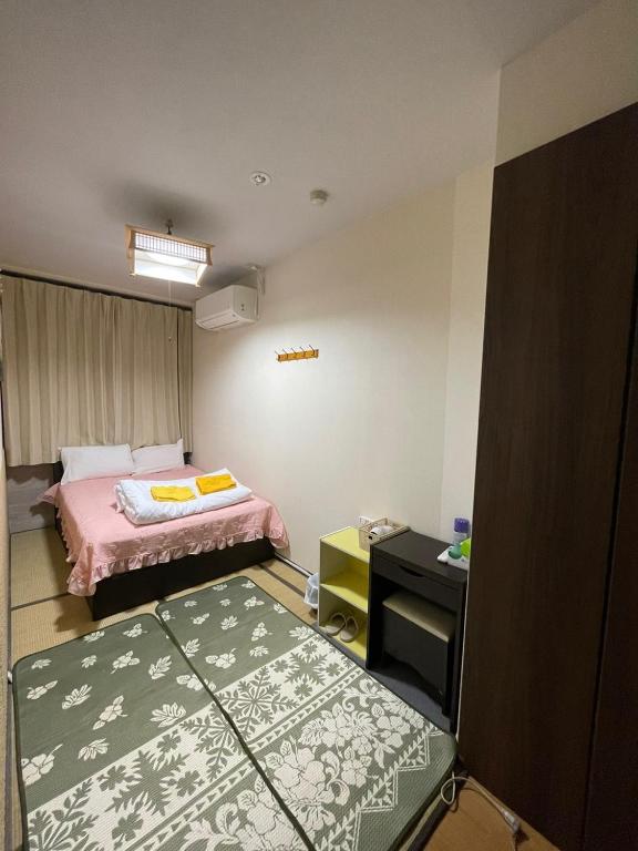 Postel nebo postele na pokoji v ubytování Shinjuku Sky hostel