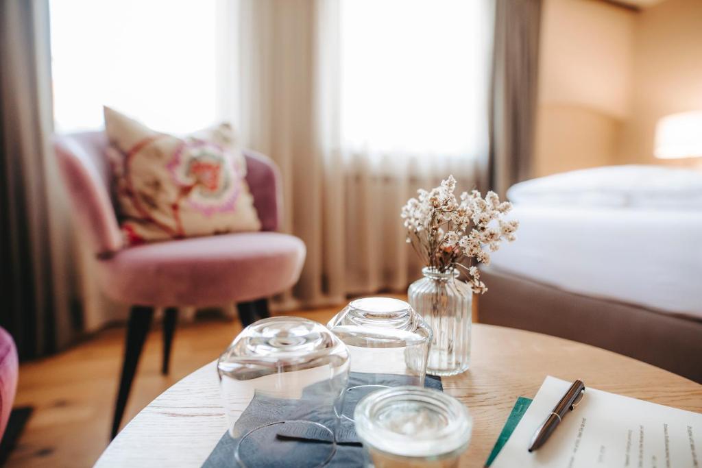 Postel nebo postele na pokoji v ubytování Hotel zum Heidkrug & Café Lil