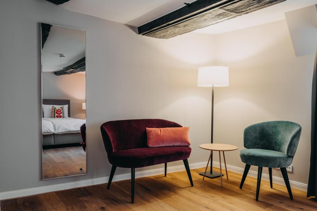 Postel nebo postele na pokoji v ubytování Hotel zum Heidkrug & Café Lil
