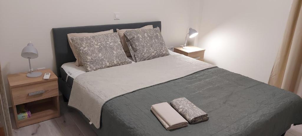 En eller flere senge i et værelse på Kristy