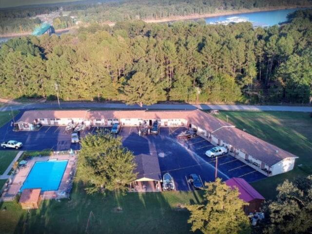 - une vue aérienne sur un grand bâtiment avec une piscine dans l'établissement Sportsman's Lodge, à Fairfield Bay