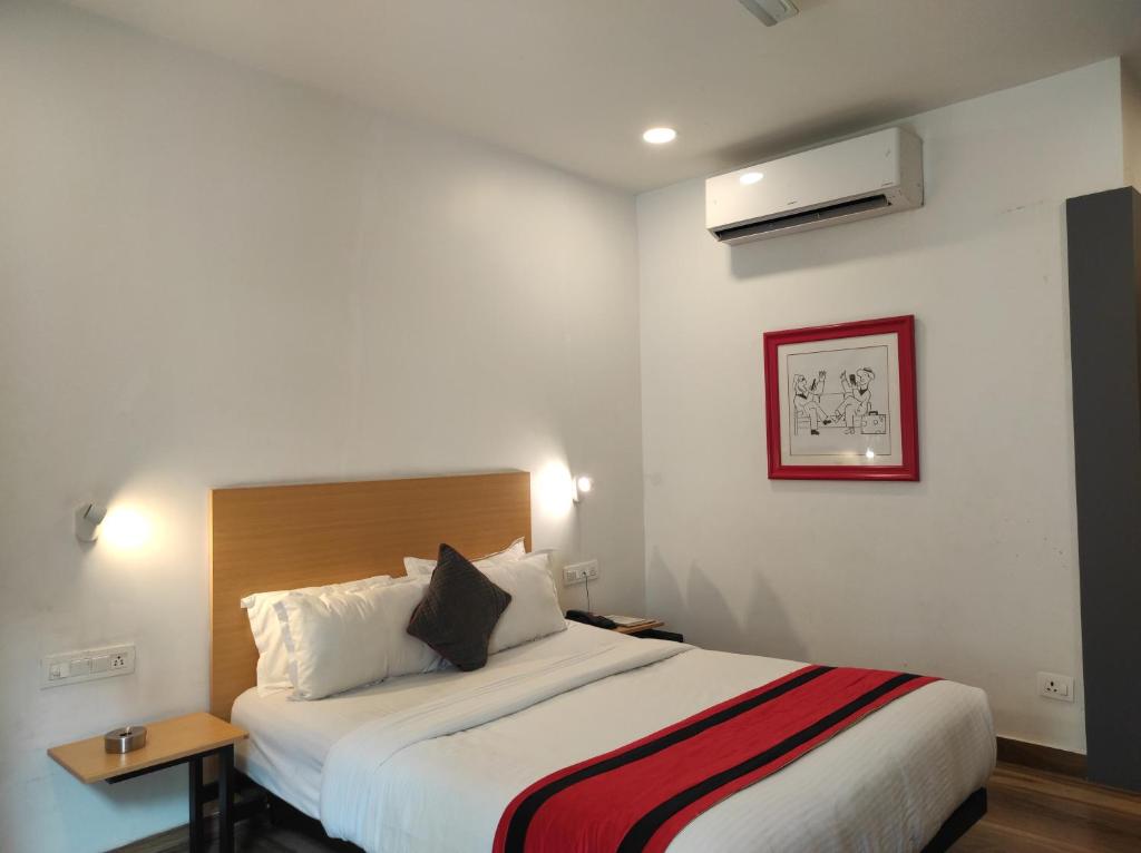 una habitación de hotel con una cama grande en una habitación en Hotel Prism Jorhat, en Jorhāt
