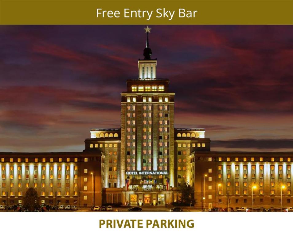 un edificio iluminado con una estrella encima en Grand Hotel International - Czech Leading Hotels en Praga