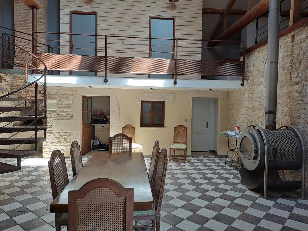 - une salle à manger avec une table et des chaises en bois dans l'établissement Clos du château, 