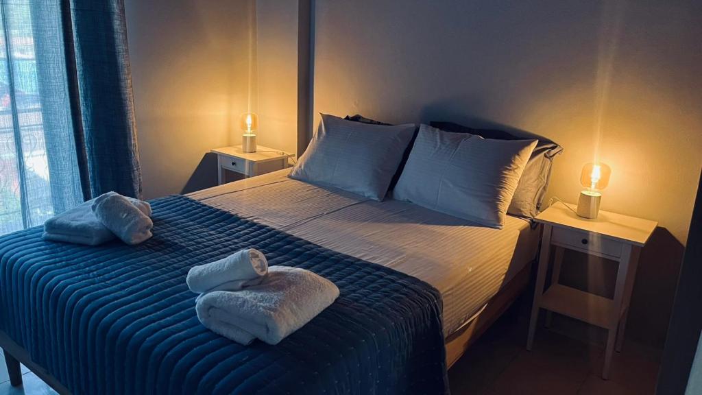 een slaapkamer met een bed met twee handdoeken erop bij Thelxis Room in Nydri