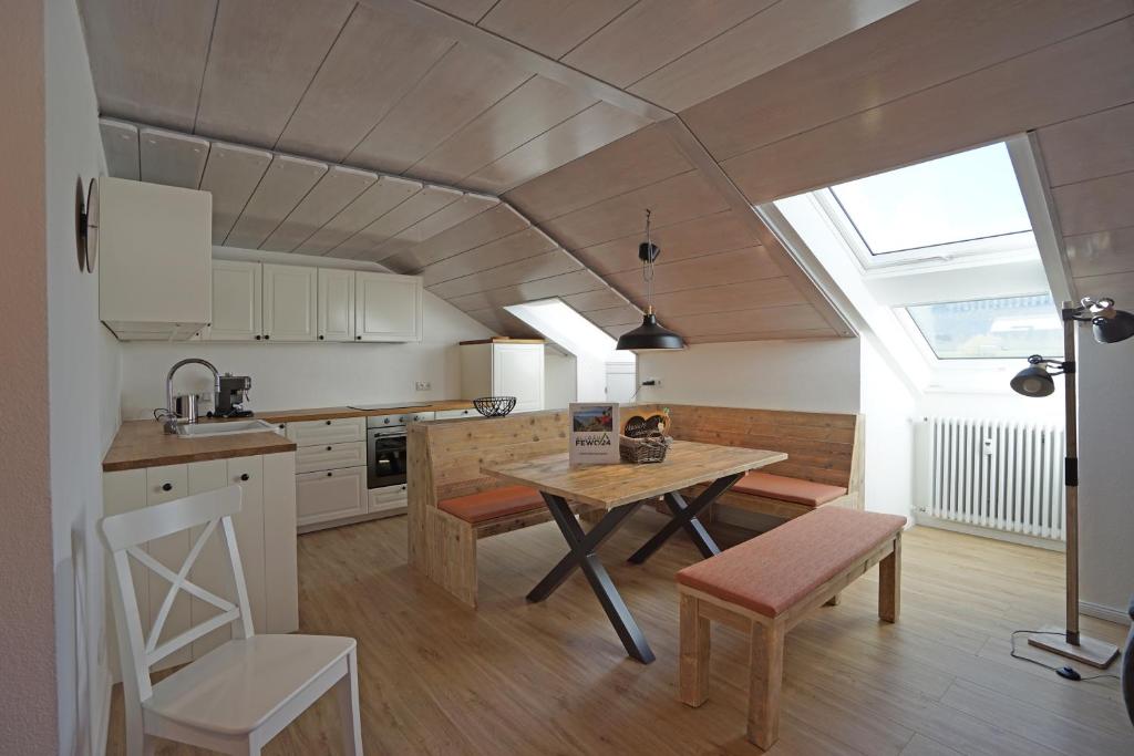 een keuken met een tafel en stoelen in een kamer bij Allgäuer Hideaway in Oy-Mittelberg