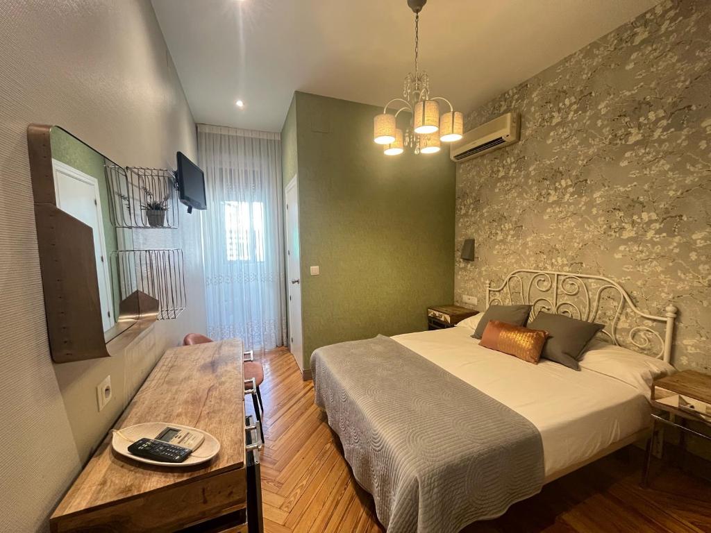 Hostal Avenida - Double Room With Private Bathroom