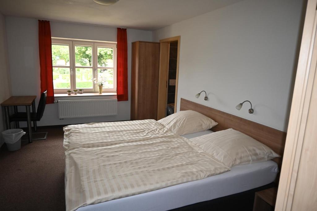 Hotel Restaurant Zum Schwan - Triple Room With Private Bathroom