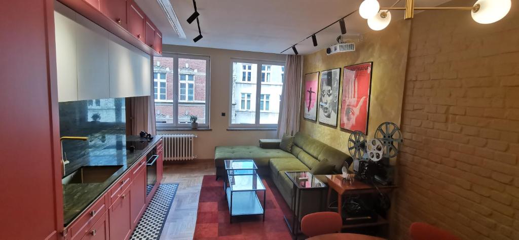 - un salon avec un canapé et une table dans l'établissement Rudy Kot, à Gdańsk