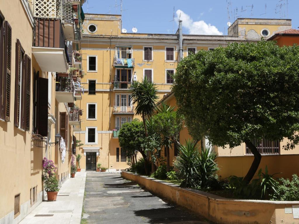 una strada vuota in una città con edifici di Guest House Masterintrastevere a Roma