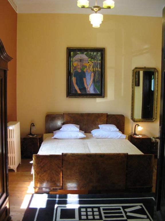 מיטה או מיטות בחדר ב-Dwór Bieganów