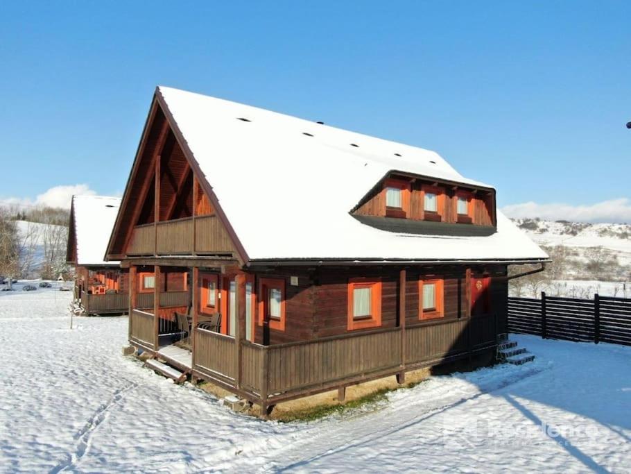 ein Haus mit schneebedecktem Dach im Schnee in der Unterkunft Chata Ellas in Vyšné Malatíny