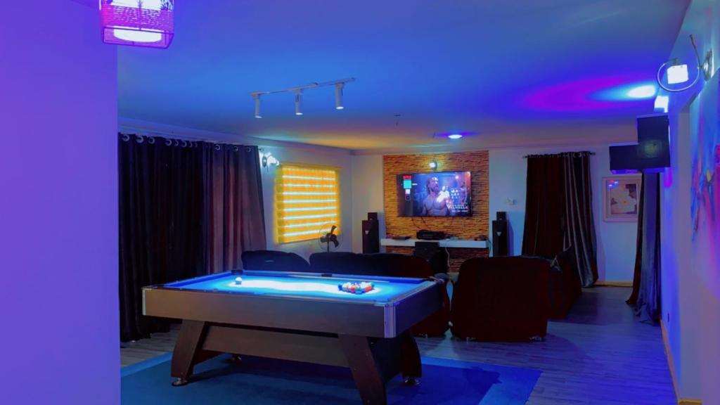 TV a/nebo společenská místnost v ubytování Maleeks Apartment Ikeja "Shared 2Bedroom Apt, individual private rooms and baths"