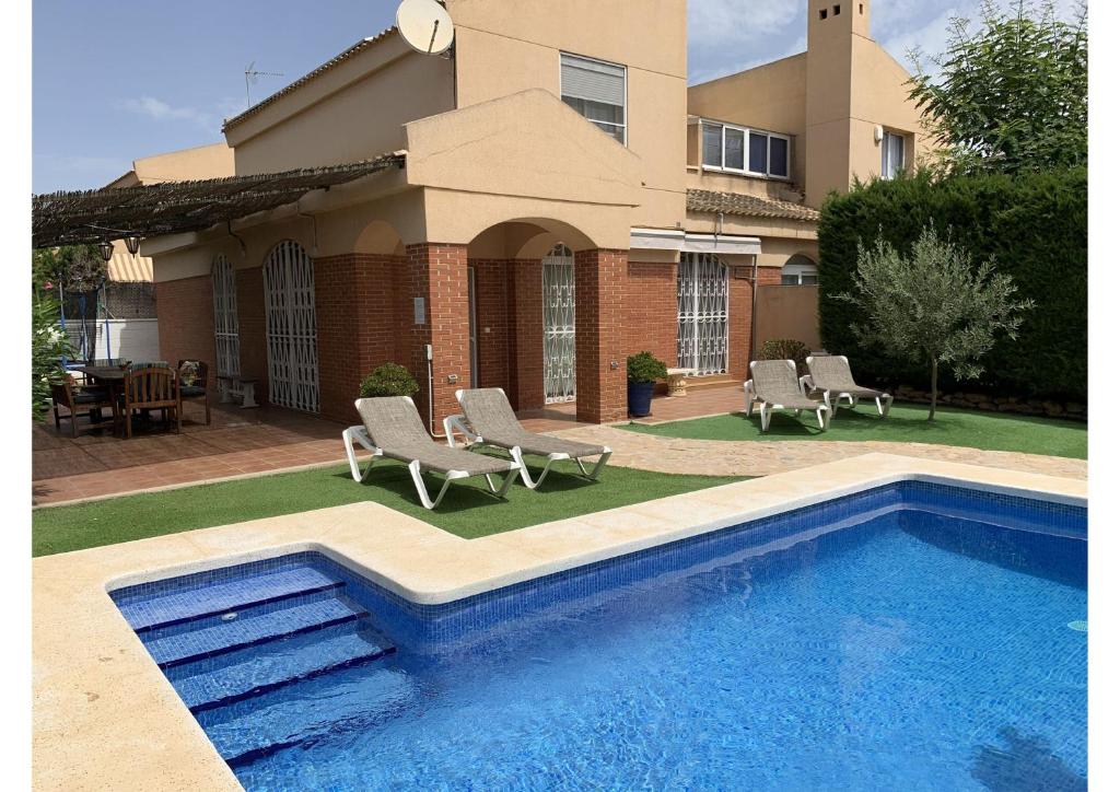 dom z basenem przed domem w obiekcie Bungalow Amerador w mieście El Campello