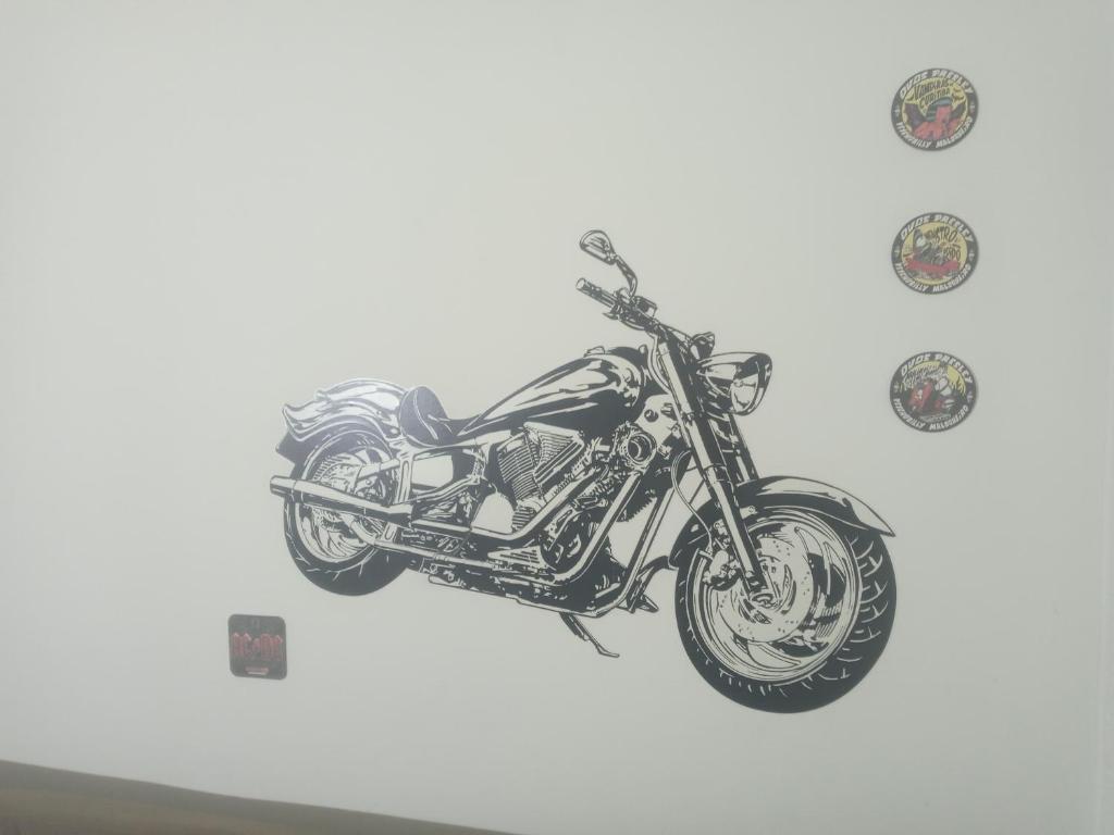 eine Zeichnung eines Motorrads an einer Wand in der Unterkunft Espetacular apartamento no centro in Curitiba
