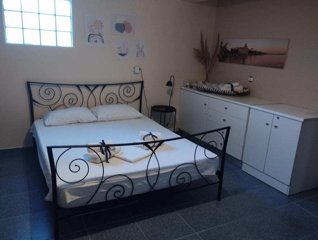 Schlafzimmer mit einem Bett mit weißer Bettwäsche und einer Theke in der Unterkunft Active and Healthy Life Style in Zipárion