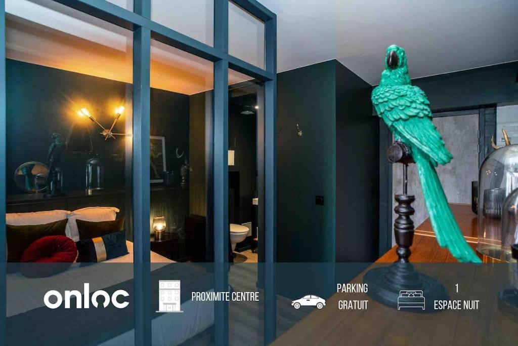 Zielona papuga na wystawie w oknie w obiekcie Elégant appart proche Clinique Marzet - Parking w mieście Pau