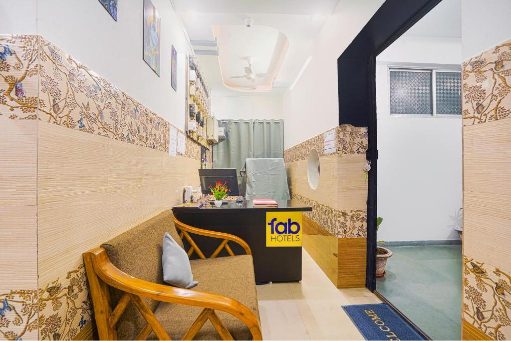 um escritório com uma secretária e cadeiras num quarto em FabHotel Comfort Room em Nagpur