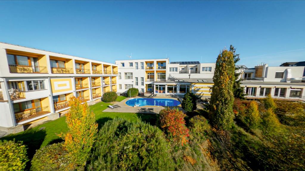 Bazén v ubytování Lázeňský a Wellness hotel NIVAMARE nebo v jeho okolí