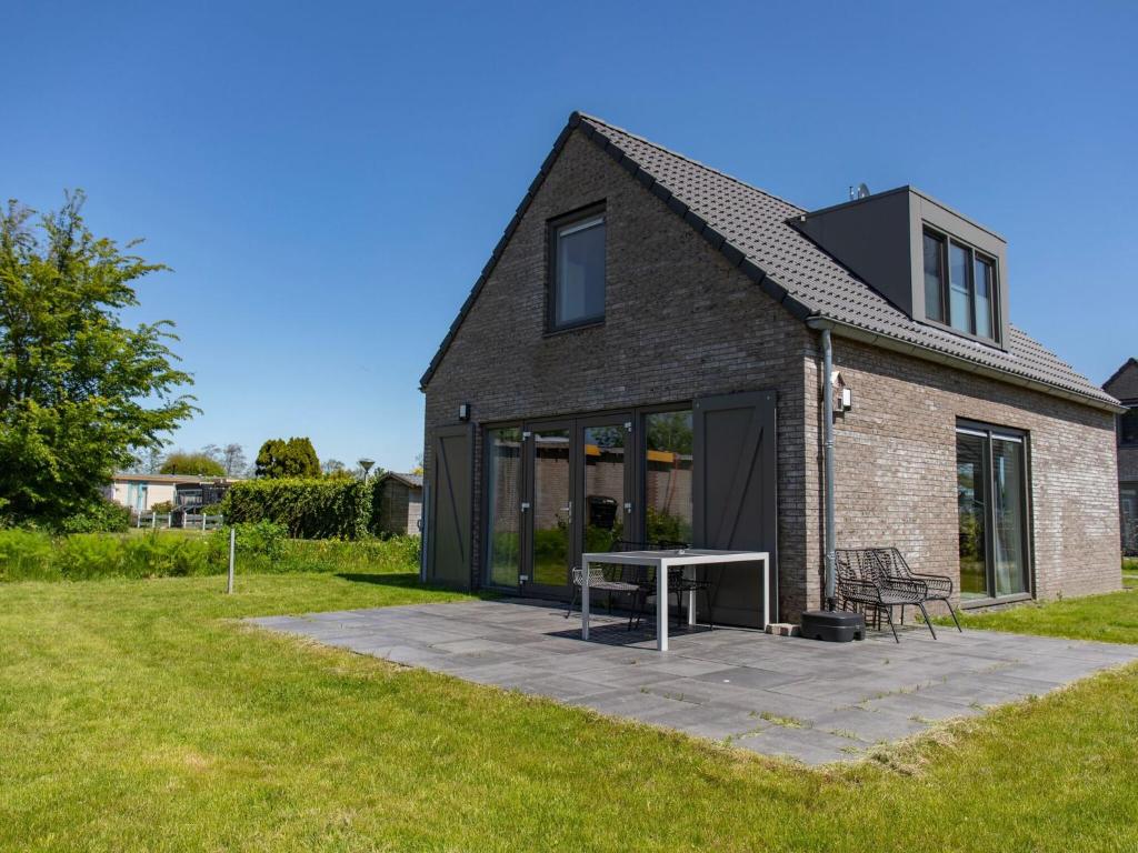 Modern holiday home with bath, in a holiday park near the North Sea