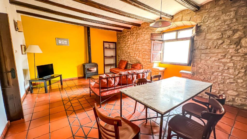 a living room with a table and chairs at La Fonda de Xiva in Chiva de Morella