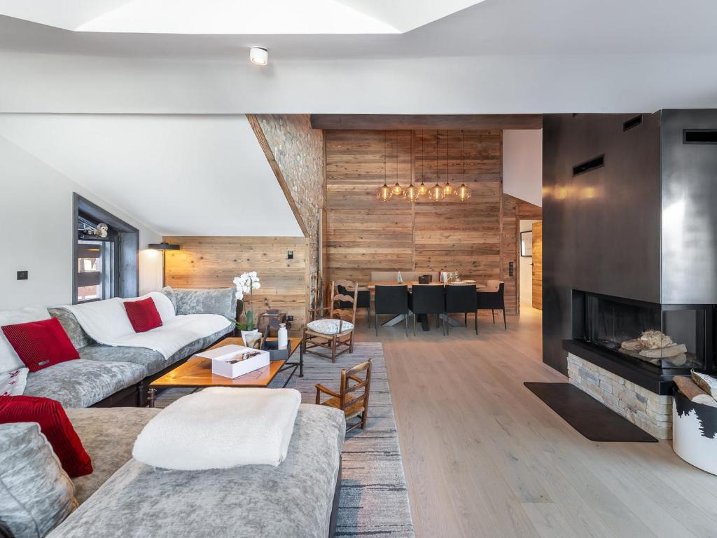 un salon avec deux canapés et une cheminée dans l'établissement Appartement familial neuf à Courchevel près des commerces et pistes - FR-1-562-65, à Courchevel