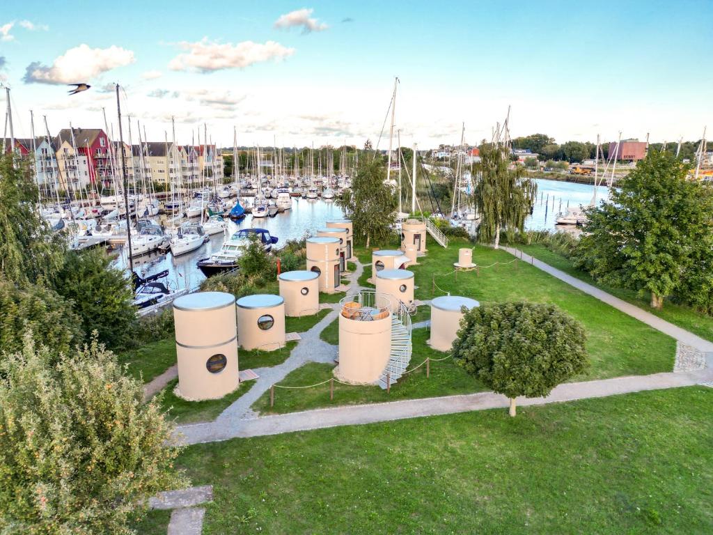 un groupe de chars dans un port de plaisance avec des bateaux dans l'établissement slube am Yachthafen Greifswald, à Greifswald