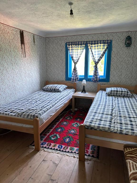 Postel nebo postele na pokoji v ubytování Etno kuća Krvavac
