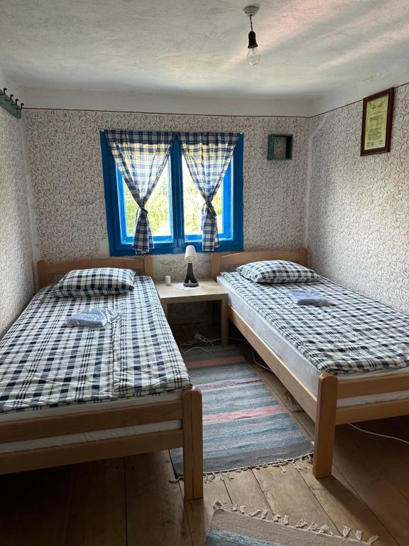 Postel nebo postele na pokoji v ubytování Etno kuća Krvavac