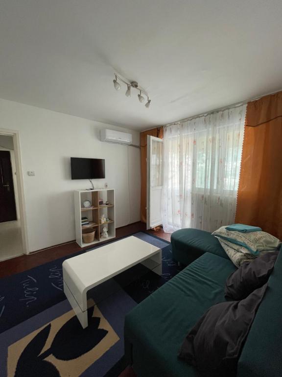 un soggiorno con un divano e un tavolo di Apartament Orșova Faleză a Orşova