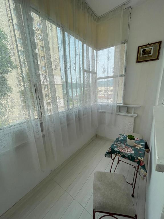 Camera bianca con tavolo e finestra di Apartament Orșova Faleză a Orşova