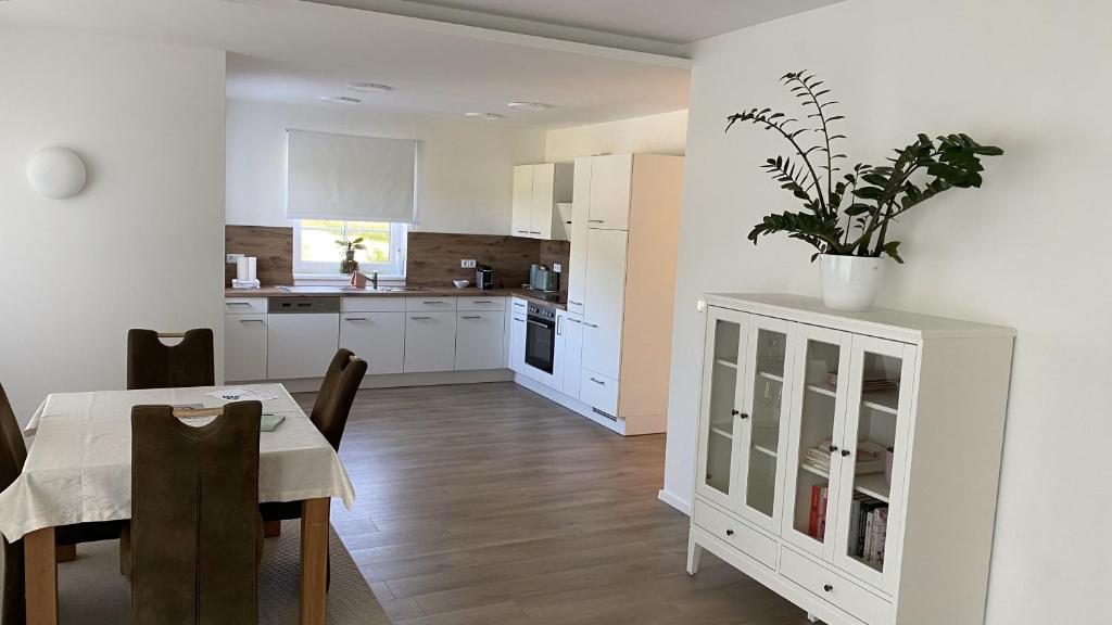 Kuchyň nebo kuchyňský kout v ubytování Ferienwohnung mit Garten