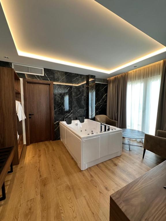 Postel nebo postele na pokoji v ubytování Klajdi Resort & SPA